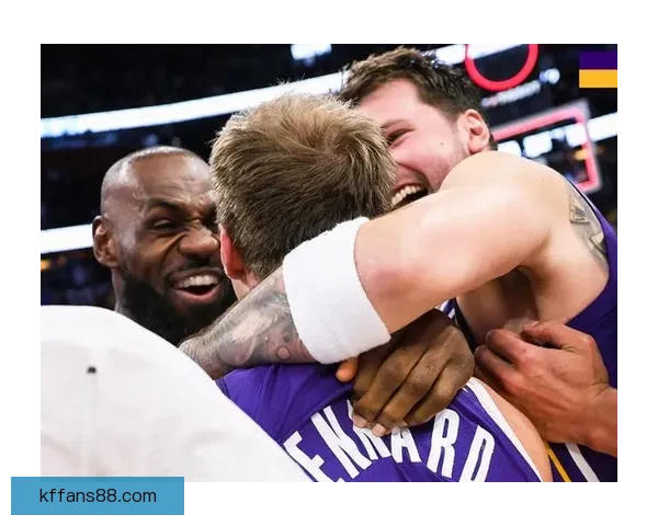 詹姆斯独占多个历史第一 湖人球员打高尔夫合影东契奇靠边站